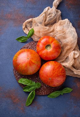 Mavi paslı zemin üzerine taze domates. 