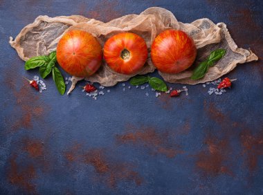 Mavi paslı zemin üzerine taze domates. 