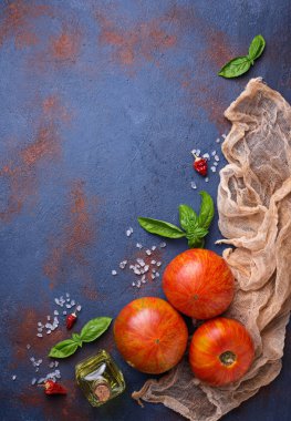 Mavi paslı zemin üzerine taze domates. 