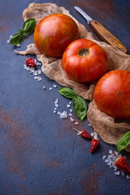 Mavi paslı zemin üzerine taze domates. 