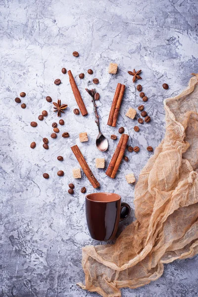 Latar belakang kopi kreatif dengan kacang, gula dan kayu manis. Flatl — Stok Foto