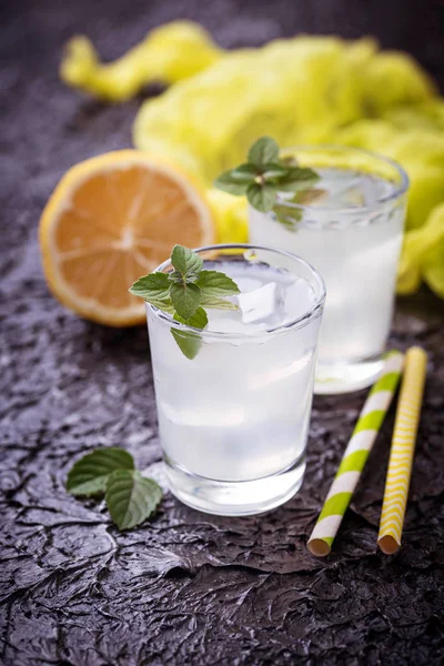 Холодные напитки с лимоном и мятой — стоковое фото