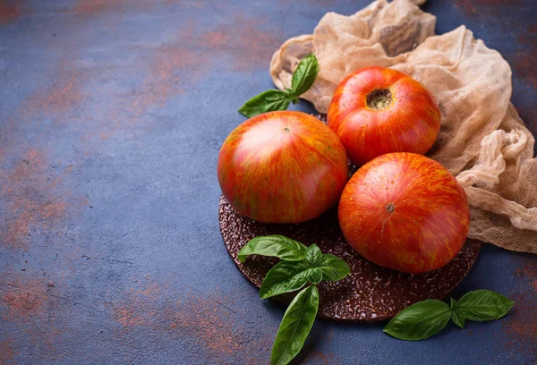 Tomate fresco sobre fondo azul oxidado . —  Fotos de Stock