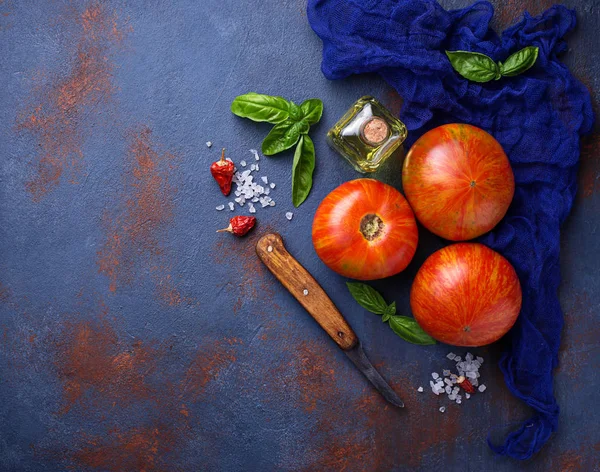 Mavi paslı zemin üzerine taze domates. 