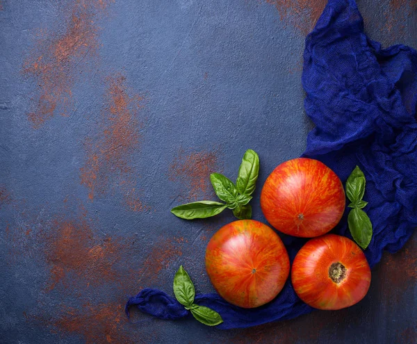 Mavi paslı zemin üzerine taze domates. 