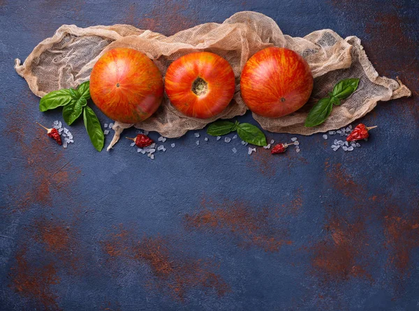 Mavi paslı zemin üzerine taze domates. 