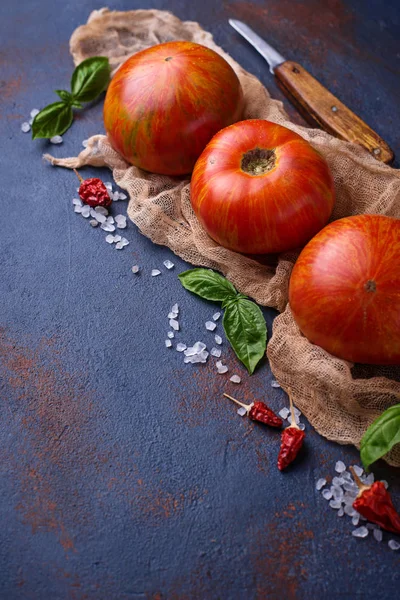 Mavi paslı zemin üzerine taze domates. 