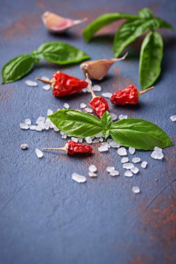 Kırmızı biber, tuz, sarımsak ve fesleğen