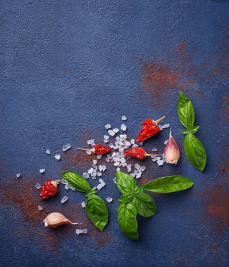 Kırmızı biber, tuz, sarımsak ve fesleğen