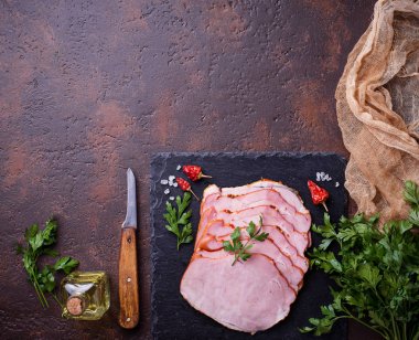 Baharat ile dilimlenmiş jambon. 