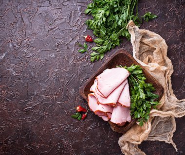 Baharat ile dilimlenmiş jambon. 