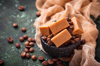 Kahve çekirdekleri ile Toffee Şeker fudge