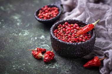 Kırmızı ve pembe biber