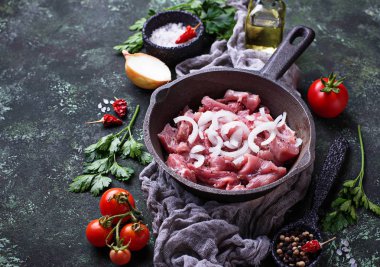 Et yemek için hazır dilimlenmiş Raw. 