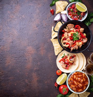 Meksika yemeği kavramı. Salsa, tortilla, fasulye, salata ve te