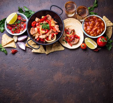 Meksika yemeği kavramı. Salsa, tortilla, fasulye, salata ve te