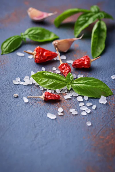 Kırmızı biber, tuz, sarımsak ve fesleğen