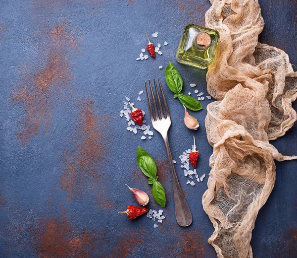 Kırmızı biber, tuz, sarımsak ve fesleğen