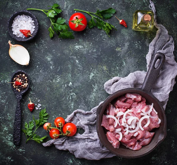 Carne cruda en rodajas lista para cocinar . — Foto de Stock