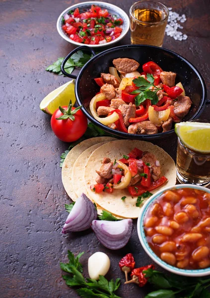 Koncepcja Mexican food. Salsa, tortilla, fasola, fajitas i te — Zdjęcie stockowe