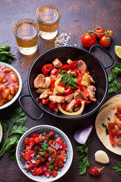 Koncepcja Mexican food. Salsa, tortilla, fasola, fajitas i te — Zdjęcie stockowe