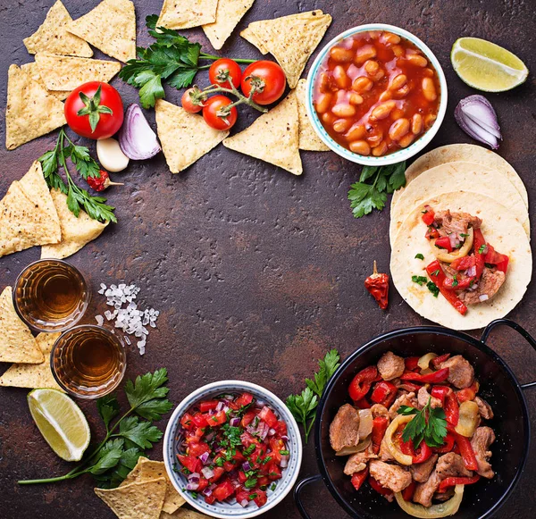 Meksika yemeği kavramı. Salsa, tortilla, fasulye, salata ve te