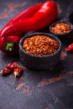 Eski paslı zemin üzerine kırmızı biber biber