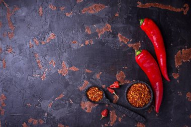 Eski paslı zemin üzerine kırmızı biber biber