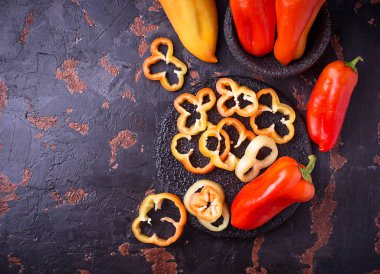 Karanlık paslı zemin üzerine tatlı Bulgar biber