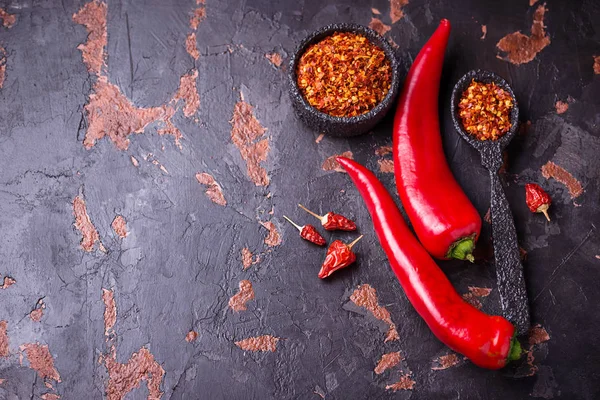 Eski paslı zemin üzerine kırmızı biber biber