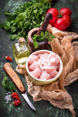 Ham dilimlenmiş tavuk eti yemek için hazır