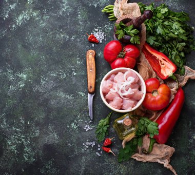 Ham dilimlenmiş tavuk eti yemek için hazır