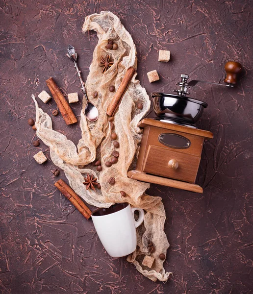 Fasulye, şeker ve tarçın ile yaratıcı kahve arka plan. Flatl — Stok fotoğraf
