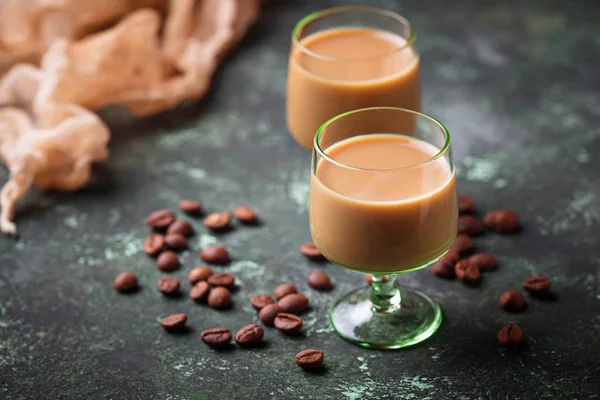 Irischer Sahnelikör und Kaffeebohnen — Stockfoto