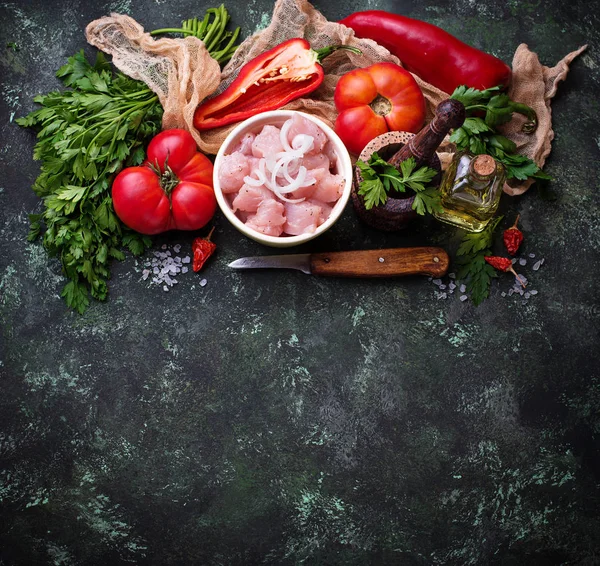 Carne de pollo cruda en rodajas lista para cocinar — Foto de Stock