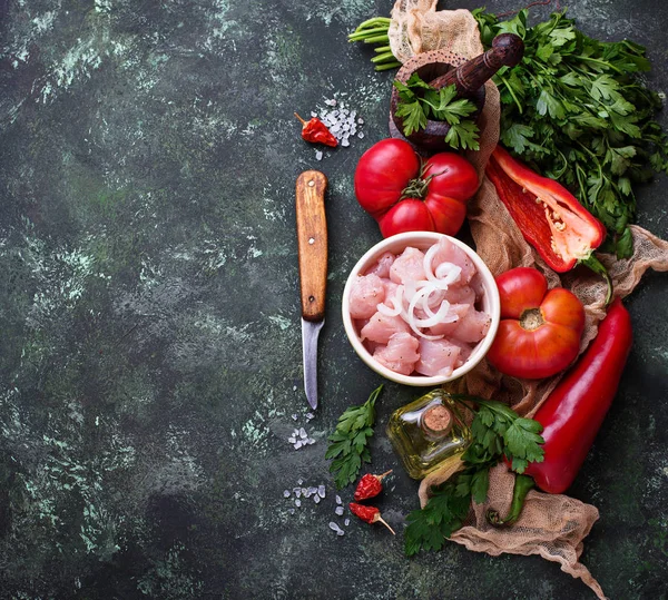 Carne de pollo cruda en rodajas lista para cocinar — Foto de Stock