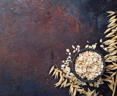 Yulaf gevreği ve paslı arka plan üzerinde spikelets