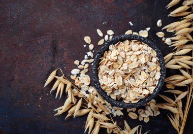 Yulaf gevreği ve paslı arka plan üzerinde spikelets