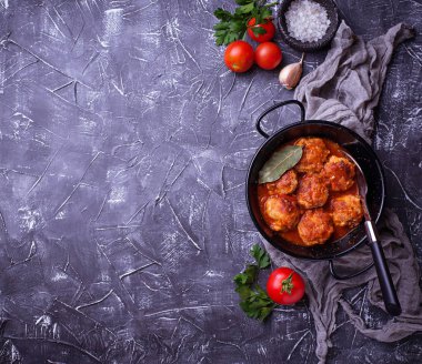 Domates soslu köfte..