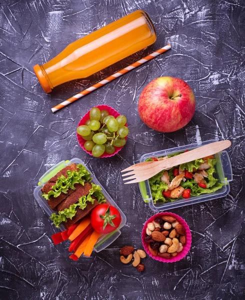 Almoço escolar. Salada, sanduíches, frutas e nozes — Fotografia de Stock