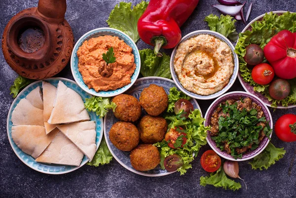 Sélection de plats moyen-orientaux ou arabes . — Photo
