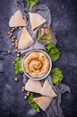 Humus ve pita ekmeği