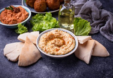 Humus ve pita ekmeği