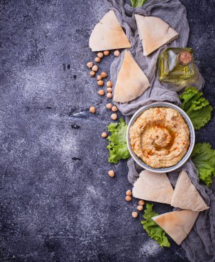 Humus ve pita ekmeği