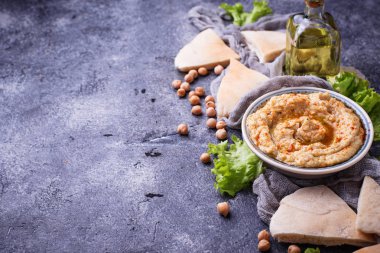 Humus ve pita ekmeği
