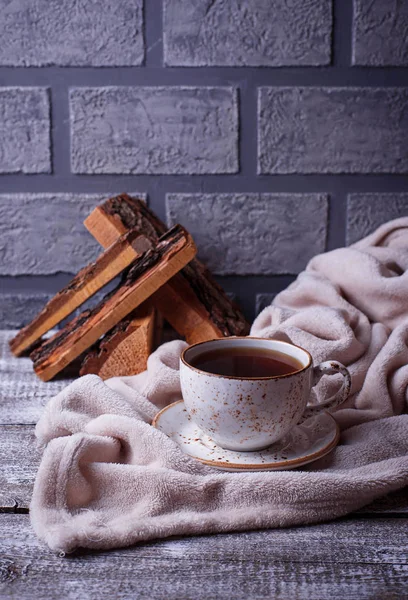 Kawa i zawijania, przytulne wnętrze domu skandynawskiego — Zdjęcie stockowe
