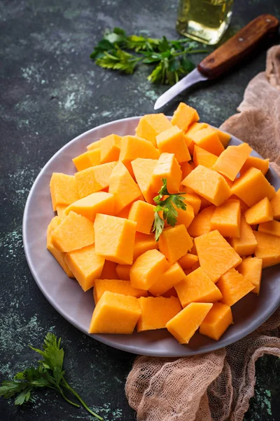 Beton zemin üzerine ham doğranmış kabak