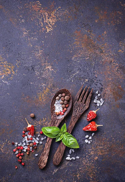 Çatal ve kaşık otlar ve baharatlar ile.