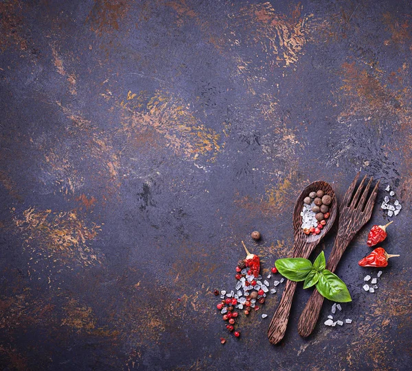 Çatal ve kaşık otlar ve baharatlar ile.