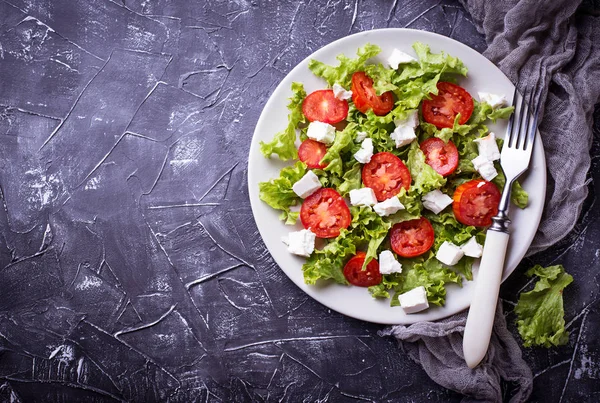 Healthy salad with tomato and feta cheese — Stock Photo, Image